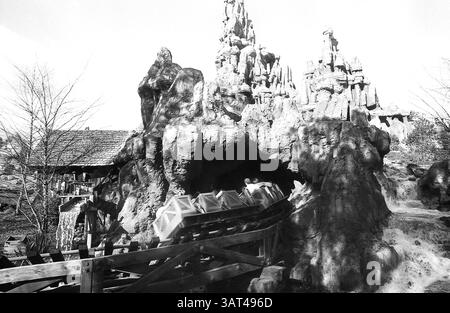 Anaheim, CA, États-Unis, approx. 1985. Le Big Thunder Mountain Railroad Railroad Ride au parc Disneyland. Banque D'Images