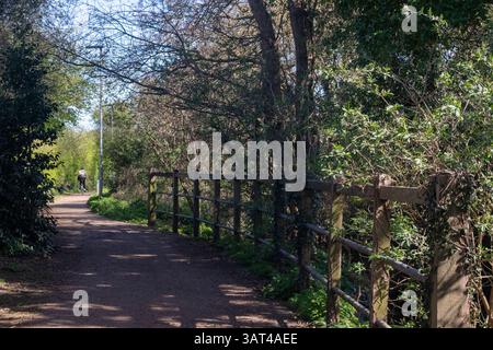Sentier parallèle à Prittle Brook Greenway, Leigh-on-Sea, Essex, Angleterre, Royaume-Uni, un jour ensoleillé de printemps. (Une connexion sans trafic pour cy Banque D'Images