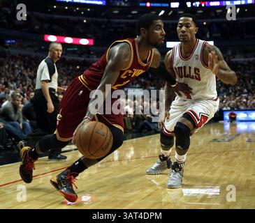 11 novembre 2013 - Chicago, il, États-Unis - Derrick Rose des Bulls de Chicago garde Kyrie Irving des cavaliers de Cleveland dans le 4ème quart-temps au United Center à Chicago le lundi 11 novembre 2013. Les Bulls ont gagné, 96-81. (Crédit image : © Scott Strazzante/MCT/ZUMAPRESS.com) Banque D'Images