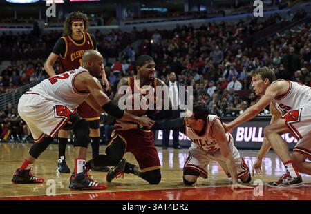 11 novembre 2013 - Chicago, il, États-Unis - Kyrie Irving des cavaliers de Cleveland est entourée par Taj Gibson, Kirk Hinrich et Mike Dunleavy des Bulls de Chicago après un brouillage de balle lâche au 4ème quart-temps au United Center à Chicago le lundi 11 novembre 2013. Les Bulls ont gagné, 96-81. (Crédit image : © Scott Strazzante/MCT/ZUMAPRESS.com) Banque D'Images