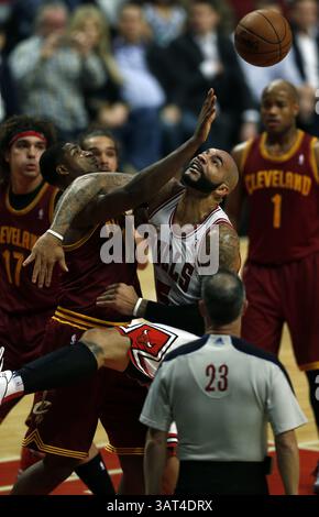 11 novembre 2013 - Chicago, il, USA - Carlos Boozer des Bulls de Chicago combat Tristan Thompson des cavaliers de Cleveland pour un rebond au cours du 2ème quart-temps au United Center à Chicago le lundi 11 novembre 2013. Les Bulls ont gagné, 96-81. (Crédit image : © Scott Strazzante/MCT/ZUMAPRESS.com) Banque D'Images
