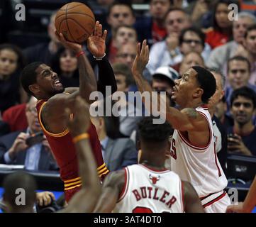11 novembre 2013 - Chicago, il, États-Unis - Derrick Rose des Chicago Bulls garde Kyrie Irving des Cleveland cavaliers pendant le 2ème quart-temps au United Center à Chicago le lundi 11 novembre 2013. Les Bulls ont gagné, 96-81. (Crédit image : © Scott Strazzante/MCT/ZUMAPRESS.com) Banque D'Images