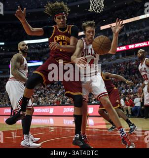 11 novembre 2013 - Chicago, il, États-Unis - Mike Dunleavy des Chicago Bulls et Anderson Varejao des Cleveland cavaliers se battent pour la balle lâche au 4e quart-temps au United Center à Chicago le lundi 11 novembre 2013. Les Bulls ont gagné, 96-81. (Crédit image : © Scott Strazzante/MCT/ZUMAPRESS.com) Banque D'Images