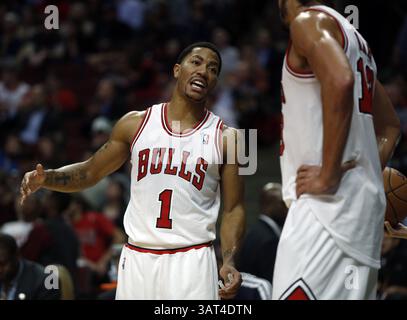 11 novembre 2013 - Chicago, il, États-Unis - Derrick Rose des Chicago Bulls s'entretient avec son coéquipier Joakim Noah lors du 3ème quart-temps contre les cavaliers de Cleveland au United Center à Chicago le lundi 11 novembre 2013. Les Bulls ont gagné, 96-81. (Crédit image : © Scott Strazzante/MCT/ZUMAPRESS.com) Banque D'Images