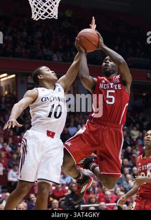 12 novembre 2013 - Cincinnati, OH, États-Unis d'Amérique - 12 novembre 2013 : Desmond Lee (5), le gardien des Wolfpack de Caroline du Nord, se dirige vers le panier au-dessus du gardien des Bearcats de Cincinnati Troy Caupain (10) lors d'un match de basket-ball de la NCAA entre les Wolfpack de Caroline du Nord et les Bearcats de Cincinnati au Fifth Third Arena. (Crédit image : © Aaron Doster/Icon SMI/Cal Sport Media/ZUMAPRESS.com) Banque D'Images