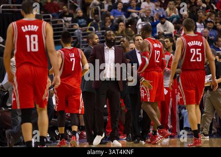 13 novembre 2013 : James Harden (13 ans), le garde-tireur des Rockets de Houston, cherche à baisser cinq de ses coéquipiers alors qu'ils retournent sur le banc lors du match NBA entre les Rockets de Houston et les 76ers de Philadelphie au Wells Fargo Center à Philadelphie, en Pennsylvanie. Les 76ers gagnent 123-117 en prolongation. (Christopher Szagola/Cal Sport Media)(image crédit : © Chris Szagola/Cal Sport Media/ZUMAPRESS.com) Banque D'Images