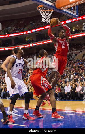 13 novembre 2013 : L'attaquant des Rockets de Houston Dwight Howard (12 ans) tire vers le bas le rebond lors du match NBA entre les Rockets de Houston et les 76ers de Philadelphie au Wells Fargo Center à Philadelphie, en Pennsylvanie. (Christopher Szagola/Cal Sport Media)(image crédit : © Chris Szagola/Cal Sport Media/ZUMAPRESS.com) Banque D'Images
