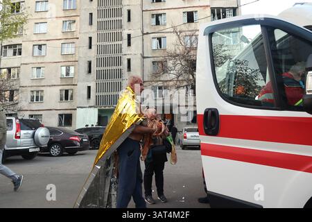 Un homme âgé enveloppé dans une couverture d'urgence se tient près d'une ambulance après une attaque de missiles balistiques russes à Kharkiv, en Ukraine, le 18 avril 2025. Les troupes russes ont attaqué Kharkiv avec trois missiles balistiques à l'aube du vendredi 18 avril. L'attaque au missile a blessé 87 personnes, dont six enfants. Dix-sept personnes ont été admises dans les hôpitaux locaux, dont une fille de 4 ans, un garçon d'un an et une fille de 14 ans. Actuellement, trois des blessés sont dans un état critique. Une personne est morte. (Photo de Viacheslav Madiievskyi/Ukrinform) Banque D'Images