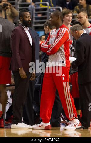 13 novembre 2013 : le garde-tireur des Houston Rockets James Harden (13 ans) regarde le petit attaquant Ronnie Brewer (10 ans) lors du match NBA entre les Houston Rockets et les 76ers de Philadelphie au Wells Fargo Center à Philadelphie, en Pennsylvanie. Les 76ers gagnent 123-117 en prolongation. (Christopher Szagola/Cal Sport Media)(image crédit : © Chris Szagola/Cal Sport Media/ZUMAPRESS.com) Banque D'Images