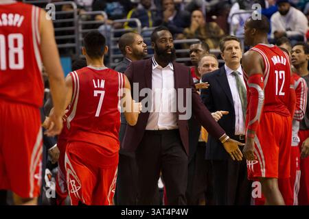 13 novembre 2013 : James Harden (13 ans), le garde-tireur des Rockets de Houston, semble baisser cinq de son équipe alors qu'ils retournent sur le banc lors du match NBA entre les Rockets de Houston et les 76ers de Philadelphie au Wells Fargo Center à Philadelphie, en Pennsylvanie. Les 76ers gagnent 123-117 en prolongation. (Christopher Szagola/Cal Sport Media)(image crédit : © Chris Szagola/Cal Sport Media/ZUMAPRESS.com) Banque D'Images