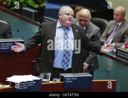 13 novembre 2013 - Toronto, ON, Canada - le maire de Toronto, Rob Ford, affrontera ses collègues conseillers dans les salles du conseil de l'hôtel de ville de Toronto, Ontario, le mercredi 13 novembre 2013. Ernest Doroszuk/Toronto Sun/QMI Agency (image de crédit : © Ernest Doroszuk/QMI Agency/ZUMAPRESS.com) Banque D'Images