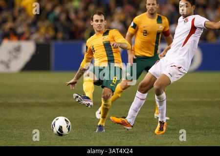 11 juin 2013 - Etihad Stadium, Victoria, Australie - Luke WILKSHIRE d'Australie passe la balle dans un match de qualification de la Coupe du monde FIFA 2014 Round 4 entre l'Australie et la Jordanie au stade Etihad, Melbourne, Australie. (Crédit image : © Sydney Low/ZUMAPRESS.com) Banque D'Images