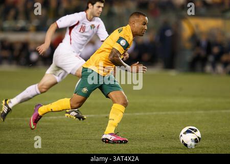 11 juin 2013 - Etihad Stadium, Victoria, Australie - Archie THOMPSON, australien, contrôle le ballon lors d'un match de qualification pour la Coupe du monde FIFA 2014 de la quatrième ronde entre l'Australie et la Jordanie au stade Etihad, Melbourne, Australie. (Crédit image : © Sydney Low/ZUMAPRESS.com) Banque D'Images