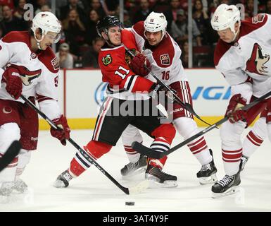 14 novembre 2013 - Chicago, il, USA - aile gauche Jeremy Morin (11 ans) des Blackhawks de Chicago et le défenseur Rostislav Klesla (16 ans) des Coyotes de Phoenix combat en première période au United Center à Chicago, jeudi 14 novembre 2013. (Crédit image : © Chris Sweda/MCT/ZUMAPRESS.com) Banque D'Images