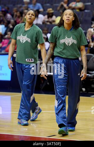 8 juin 2013 - Washington, DC, États-Unis - la garde des Lynx du Minnesota Maya Moore (23), à gauche, et l'attaquant des Lynx Seimone Augustus (33) s'échauffent avant le match contre les Washington Mystics au Verizon Center à Washington, DC, le samedi 8 juin 2013, (crédit image : © Chuck Myers/MCT/ZUMAPRESS.com) Banque D'Images