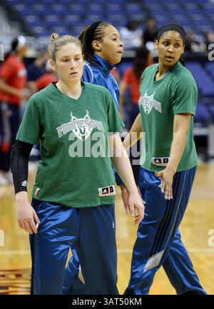 8 juin 2013 - Washington, DC, États-Unis - Lindsay Whalen, à gauche, l'attaquant Lynx Seimone Augustus (33), au centre, et Maya Moore (23), à droite, s'échauffent avant le match contre les Washington Mystics au Verizon Center à Washington, DC, le samedi 8 juin 2013, (crédit image : © Chuck Myers/MCT/ZUMAPRESS.com) Banque D'Images