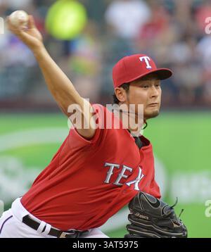 13 juin 2013 - Arlington, TX, États-Unis - Yu Darvish (11), le joueur des Texas Rangers, lance contre les Blue Jays de Toronto lors de la première manche au Rangers Ballpark à Arlington, Texas, le jeudi 13 juin 2013. (Crédit image : © Max Faulkner/MCT/ZUMAPRESS.com) Banque D'Images