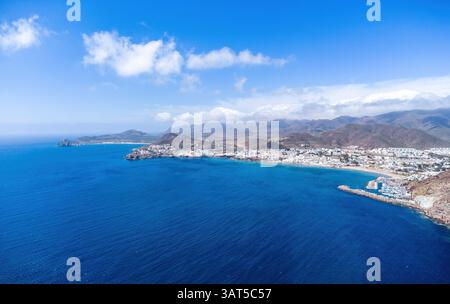 Vue aérienne par drone de la zone naturelle de Cabo de Gata depuis San José, une ville et un hameau de la municipalité de Níjar, dans la province d'Almeria, en Espagne Banque D'Images