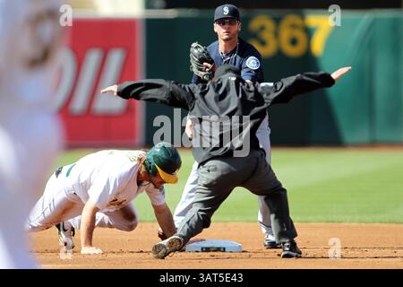 15 juin 2013 - Oakland, CA, États-Unis - le juge-arbitre de la deuxième base D.J. Rayburn statue en faveur de John Jaso des Oakland Athletics alors que Brendan Ryan regarde l'arrêt court des Mariners de Seattle dans la première manche au O.co Coliseum à Oakland, Californie, le samedi 15 juin 2013. (Crédit image : © Ray Chavez/MCT/ZUMAPRESS.com) Banque D'Images