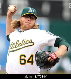 15 juin 2013 - Oakland, CA, États-Unis - le lanceur de départ d'Oakland Athletics A.J. Griffin affronte les Mariners de Seattle en cinquième manche au O.co Coliseum d'Oakland, Californie, le samedi 15 juin 2013. Seattle a gagné, 4-0. (Crédit image : © Ray Chavez/MCT/ZUMAPRESS.com) Banque D'Images