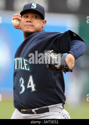 15 juin 2013 - Oakland, CA, USA - le lanceur Felix Hernandez (34) des Mariners de Seattle travaille contre les Oakland Athletics en cinquième manche au O.co Coliseum à Oakland, Californie, le samedi 15 juin 2013. (Crédit image : © Ray Chavez/MCT/ZUMAPRESS.com) Banque D'Images