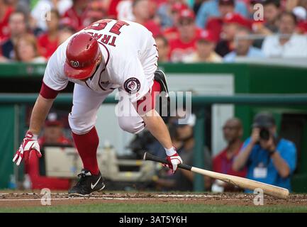 25 juin 2013 - Washington, DC, États-Unis - Chad Tracy (18 ans), premier joueur des Nationals de Washington, perd l'équilibre après avoir évité un terrain à l'intérieur par le lanceur Arizona Diamondbacks débutant Trevor Cahill (35 ans) lors de la deuxième manche au Nationals Park à Washington, D.. C, le mardi 25 juin 2013. (Crédit image : © Harry E. Walker/MCT/ZUMAPRESS.com) Banque D'Images