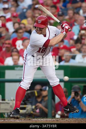 25 juin 2013 - Washington, DC, États-Unis - le joueur de première base des Nationals de Washington Chad Tracy (18 ans) évite un terrain à l'intérieur par Arizona Diamondbacks lanceur Trevor Cahill (35 ans) lors de la deuxième manche au Nationals Park à Washington, D.. C, le mardi 25 juin 2013. (Crédit image : © Harry E. Walker/MCT/ZUMAPRESS.com) Banque D'Images