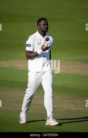 Sussex v Somerset - Rothesay County Championship HOVE, ANGLETERRE - 11 AVRIL : Jayden Seales du Sussex se prépare à jouer lors du Sussex v Somerset Banque D'Images