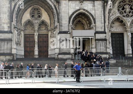 27 juin 2013 - New York City, New York, États-Unis - des personnes en deuil arrivent pour les funérailles de l'acteur James Gandolfini le 27 juin 2013 à la cathédrale Saint-Jean-le-Divin de New York (crédit image : © Marcel Thomas/ZUMAPRESS.com) Banque D'Images