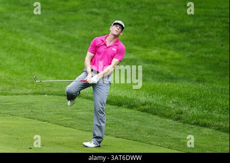 30 juin 2013 - Bethesda, MD, USA - James Driscoll réagit après avoir raté le green avec son tir d'approche sur le 14e trou par-4 lors de l'AT&T National au Congressional Country Club à Bethesda, Maryland, dimanche 30 juin 2013. (Crédit image : © Pete Marovich/MCT/ZUMAPRESS.com) Banque D'Images