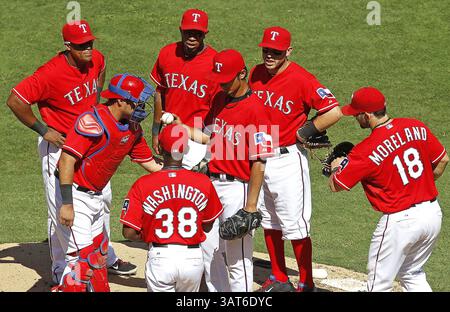 30 juin 2013 - Arlington, TX, États-Unis - Yu Darvish, le titulaire des Texas Rangers, au centre, est éliminé en septième manche contre les Reds de Cincinnati, dimanche 30 juin 2013, à Arlington, Texas. Les Rangers ont battu les Reds, 3-2. (Crédit image : © Ron Jenkins/MCT/ZUMAPRESS.com) Banque D'Images