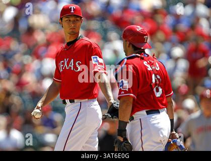 30 juin 2013 - Arlington, TX, États-Unis - Yu Darvish, titulaire des Texas Rangers, à gauche, discute avec Geovany Soto (8) lors d'un match MLB contre les Cincinnati Reds, dimanche 30 juin 2013, à Arlington, Texas. Les Rangers ont battu les Reds, 3-2. (Crédit image : © Ron Jenkins/MCT/ZUMAPRESS.com) Banque D'Images