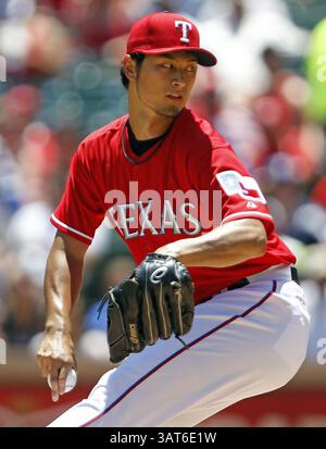 30 juin 2013 - Arlington, TX, États-Unis - Yu Darvish, titulaire des Texas Rangers, se prépare à livrer un pitch contre les Reds de Cincinnati, dimanche 30 juin 2013, à Arlington, Texas. Les Rangers ont battu les Reds, 3-2. (Crédit image : © Ron Jenkins/MCT/ZUMAPRESS.com) Banque D'Images