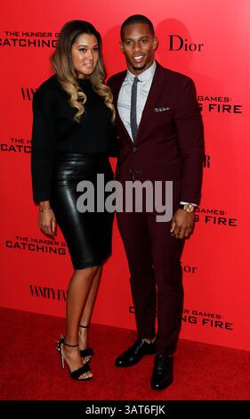 20 novembre 2013 - New York, New York, États-Unis - le joueur de football VICTOR CRUZ (R) et ELAINA WATLEY assistent à une projection spéciale de 'The Hunger Games : Catching Fire' à l'AMC Lincoln Square Theater. (Crédit image : © Debby Wong/ZUMA Wire/ZUMAPRESS.com) Banque D'Images