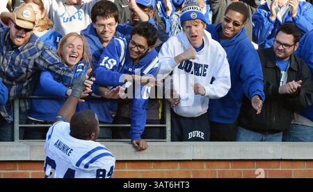 23 novembre 2013 - Winston-Salem, NC, USA - Duke Defensive End Kenny Anunike (84) célèbre avec ses fans après que les Blue Devils ont battu Wake Forest, 28-21, le samedi 23 novembre 2013, BB&T Field à Winston-Salem, Caroline du Nord (crédit image : © Chuck Liddy/MCT/ZUMAPRESS.com) Banque D'Images
