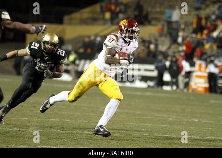 23 novembre 2013 - Boulder, CO, États-Unis d'Amérique - 23 novembre 2013 : USC Trojans sophomore Running Back Javorius Allen (37) surpasse Colorado Buffaloes Junior Defensive Back Jered Bell (21) sur le chemin de la zone finale dans le troisième quart-temps du match de football de la NCAA entre les Trojans de l'Université de Californie du Sud et les Buffaloes de l'Université du Colorado à Folsom Field à Boulder, Colorado (crédit : © Carl Auer, Colorado ZUMAPRESS.com) Banque D'Images