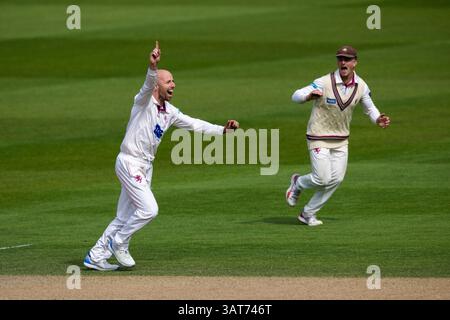 Sussex v Somerset - Rothesay County Championship HOVE, ANGLETERRE - 13 AVRIL : Jack Leach de Somerset célébrant le wicket pendant Sussex v Somerset à la Banque D'Images