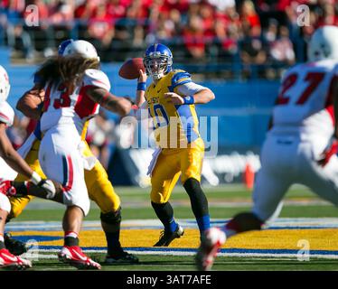 29 novembre 2013 : le quarterback des Spartans de San Jose State Spartans David Fales (10 ans) en action lors du match de football NCAA entre les Spartans de San Jose et les Bulldogs de Fresno State au Spartan Stadium de San Jose, CA. San Jose a battu Fresno State 62-52. Damon Tarver/CSM(crédit image : © Damon Tarver/Cal Sport Media/ZUMAPRESS.com) Banque D'Images