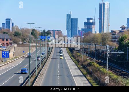 L'autoroute M602 avec les tours du centre-ville de Manchester au loin. Salford, Greater Manchester, Angleterre, Royaume-Uni Banque D'Images