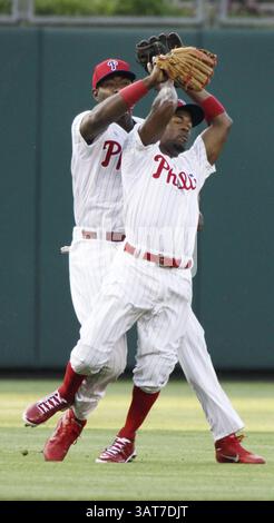 29 mai 2013 - Philadelphie, PA, États-Unis - Domonic Brown, à gauche des Philadelphia Phillies, attrape une pop up alors qu'il entre en collision avec Jimmy Rollins dans la première manche contre les Boston Red Sox au Citizens Bank Park à Philadelphie, Pennsylvanie, le mercredi 29 mai 2013. (Crédit image : © Elizabeth Robertson/MCT/ZUMAPRESS.com) Banque D'Images