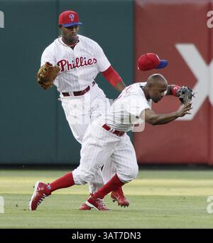 29 mai 2013 - Philadelphie, PA, États-Unis - Domonic Brown, à gauche des Philadelphia Phillies, attrape une pop up alors qu'il entre en collision avec Jimmy Rollins dans la première manche contre les Boston Red Sox au Citizens Bank Park à Philadelphie, Pennsylvanie, le mercredi 29 mai 2013. (Crédit image : © Elizabeth Robertson/MCT/ZUMAPRESS.com) Banque D'Images
