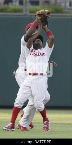 29 mai 2013 - Philadelphie, PA, États-Unis - Domonic Brown, à gauche des Philadelphia Phillies, attrape une pop up alors qu'il entre en collision avec Jimmy Rollins dans la première manche contre les Boston Red Sox au Citizens Bank Park à Philadelphie, Pennsylvanie, le mercredi 29 mai 2013. (Crédit image : © Elizabeth Robertson/MCT/ZUMAPRESS.com) Banque D'Images