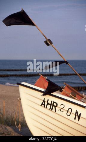 14.07.2005 Ahrenshoop Deutschland/ Mecklenburg Vorpommern/ Ostseeküste/ Halbinsel/ Fischland Darß/ Ostseebad Ahrenshoop/ ein Fischerboot liegt am Strand/ Details/ Sonnenaufgang/ Warmes Licht *** 14 07 2005 Ahrenshoop Allemagne Mecklenburg Poméranie occidentale péninsule de la mer Baltique Fischland Darß Ostseebad Ahrenshoop un bateau de pêche se trouve sur les détails de la plage lumière chaude Banque D'Images