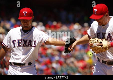2 juin 2013 - Arlington, TX, États-Unis - Yu Darvish (11 ans), le joueur du Texas Rangers, cogne la main avec Jeff Baker (15 ans), troisième joueur des Texas Rangers, après la finale de la troisième manche contre les Royals de Kansas City au Rangers Ballpark à Arlington, Texas, le dimanche 2 juin 2013. (Crédit image : © Richard Rodriguez/MCT/ZUMAPRESS.com) Banque D'Images