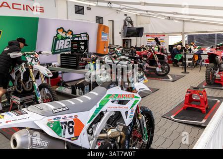 Winchester, Royaume-Uni- 5 octobre 2024 : le Honda Racing numéro 76 est prêt pour l'action tout-terrain dans un garage d'événement lumineux. Banque D'Images