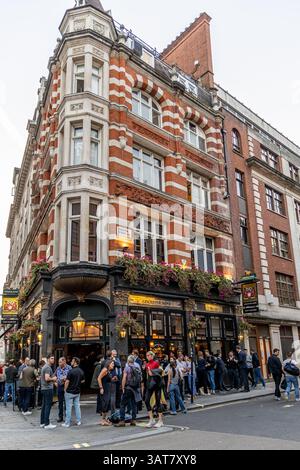 Londres, Royaume-Uni- 19 septembre 2024 : le quartier historique de Leicester arbore une foule vibrante et un décor floral dans le West End de Londres. Banque D'Images