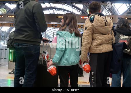 Milan, Italie. 18 avril 2025. Milan, Exode, foule de personnes partant pour les vacances de Pâques à la gare centrale crédit : Agence photo indépendante/Alamy Live News Banque D'Images