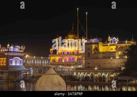Vue illuminée de l'Akal Tacht (siège du pouvoir) situé dans le Temple d'Or. Construit à l'origine comme un lieu de justice et le plus haut siège d'au Banque D'Images