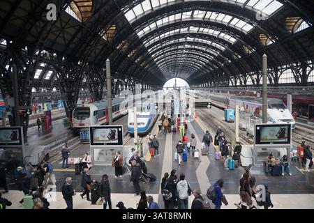 Milan, Italie. 18 avril 2025. Milan, Exode, foule de personnes partant pour les vacances de Pâques à la gare centrale crédit : Agence photo indépendante/Alamy Live News Banque D'Images
