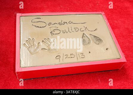 25 septembre 2013 - la, CA, États-Unis - ventes aux États-Unis seulement....septembre 25 2013, LA....cérémonie de la main et de l'empreinte de Sandra Bullock au TCL Chinese Theatre le 25 2013 septembre à Hollywood, Californie (crédit image : © Famous/Ace Pictures/ZUMAPRESS.com) Banque D'Images